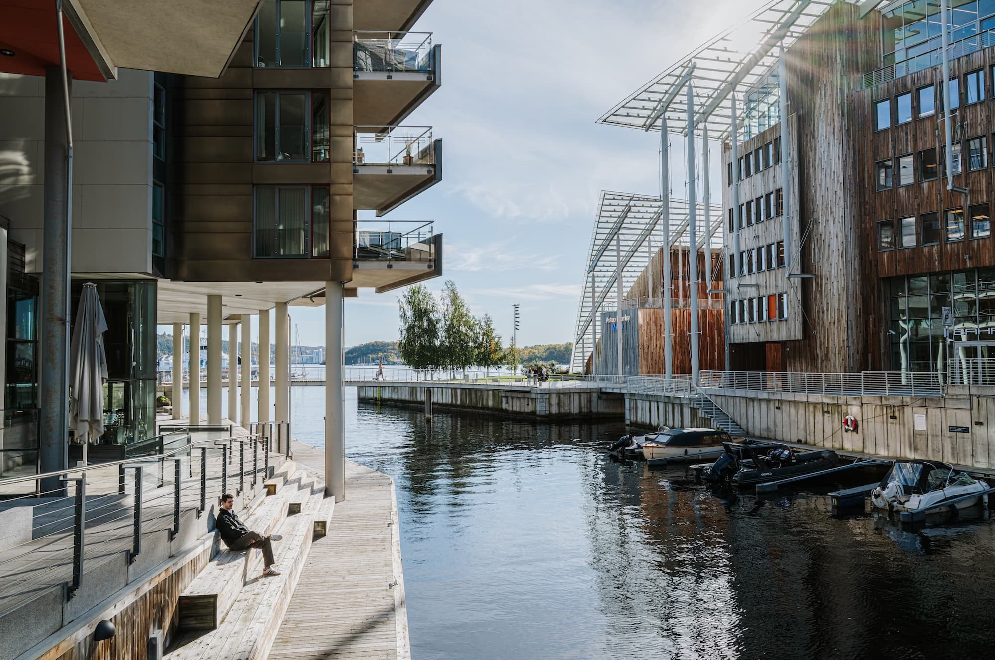 Mann sittende på Tjuvholmen